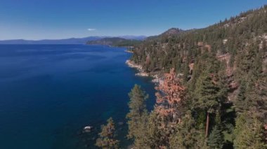 Kaliforniya, ABD 'den Tahoe Gölü' nün güzel hava manzarası. Vahşi ormanlar, temiz hava ve Kaliforniya 'nın dağları.