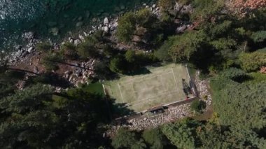 Kaliforniya, ABD 'den Tahoe Gölü' nün güzel hava manzarası. Vahşi ormanlar, temiz hava ve Kaliforniya 'nın dağları.