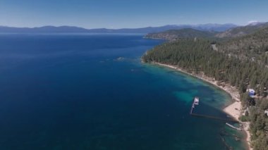 Kaliforniya, ABD 'den Tahoe Gölü' nün güzel hava manzarası. Vahşi ormanlar, temiz hava ve Kaliforniya 'nın dağları.
