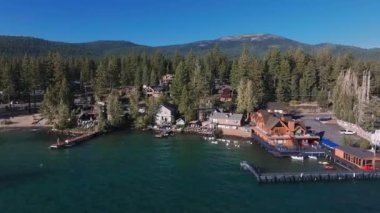 Kaliforniya, ABD 'den Tahoe Gölü' nün güzel hava manzarası. Vahşi ormanlar, temiz hava ve Kaliforniya 'nın dağları.