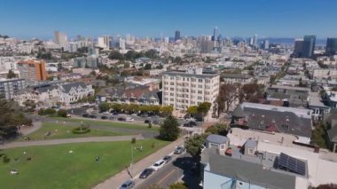 Alamo Meydanı 'nda Boyanmış Kadınlar Viktorya döneminden kalma evler. Alamo Meydanı 'ndaki San Francisco, California şehir manzarası. Steiner 'daki Viktorya dönemi evleri..