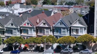Alamo Meydanı 'nda Boyanmış Kadınlar Viktorya döneminden kalma evler. Alamo Meydanı 'ndaki San Francisco, California şehir manzarası. Steiner 'daki Viktorya dönemi evleri..