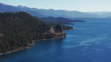Kaliforniya, ABD 'den Tahoe Gölü' nün güzel hava manzarası. Vahşi ormanlar, temiz hava ve Kaliforniya 'nın dağları.
