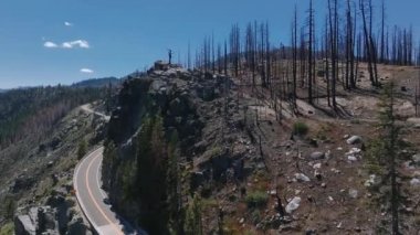 Tahoe Gölü yakınlarındaki California dağları. Kaliforniya doğasının havadan görünüşü.