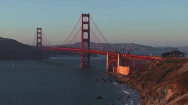 Arka planda San Francisco şehrinin olduğu Golden Gate köprüsünün manzarasını kapat.. 
