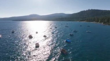 Kaliforniya, ABD 'den Tahoe Gölü' nün güzel hava manzarası. Vahşi ormanlar, temiz hava ve Kaliforniya 'nın dağları.