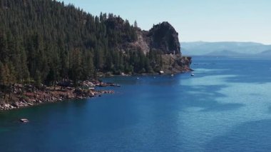 Kaliforniya, ABD 'den Tahoe Gölü' nün güzel hava manzarası. Vahşi ormanlar, temiz hava ve Kaliforniya 'nın dağları.