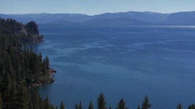 Kaliforniya, ABD 'den Tahoe Gölü' nün güzel hava manzarası. Vahşi ormanlar, temiz hava ve Kaliforniya 'nın dağları.