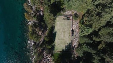 Kaliforniya, ABD 'den Tahoe Gölü' nün güzel hava manzarası. Vahşi ormanlar, temiz hava ve Kaliforniya 'nın dağları.