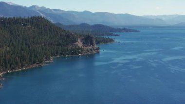 Kaliforniya, ABD 'den Tahoe Gölü' nün güzel hava manzarası. Vahşi ormanlar, temiz hava ve Kaliforniya 'nın dağları.