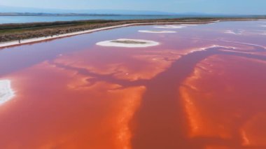 Alviso Marina Şehir Parkı 'nda pembe tuz göletleri, Don Edwards San Francisco Körfezi Ulusal Vahşi Yaşam Sığınağı' na açılan kapı. Pembe gölün havadan görünüşü.