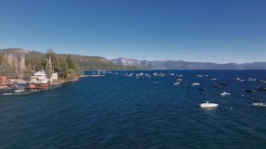 Kaliforniya, ABD 'den Tahoe Gölü' nün güzel hava manzarası. Vahşi ormanlar, temiz hava ve Kaliforniya 'nın dağları.