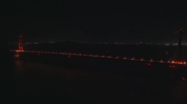 San Francisco, ABD 'deki Golden Gate köprüsünün hava gece görüntüsü..