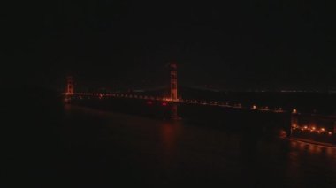 San Francisco, ABD 'deki Golden Gate köprüsünün hava gece görüntüsü..
