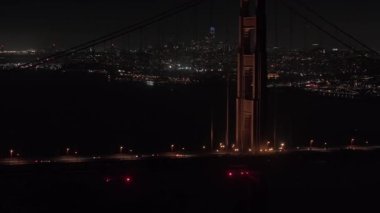 San Francisco, ABD 'deki Golden Gate köprüsünün hava gece görüntüsü..