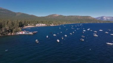 Kaliforniya, ABD 'den Tahoe Gölü' nün güzel hava manzarası. Vahşi ormanlar, temiz hava ve Kaliforniya 'nın dağları.