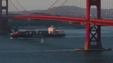 Arka planda San Francisco şehrinin olduğu Golden Gate köprüsünün manzarasını kapat.. 