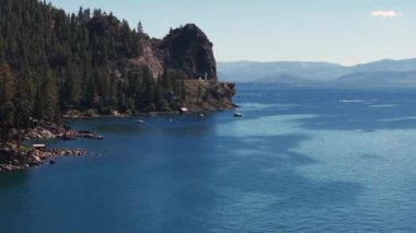 Kaliforniya, ABD 'den Tahoe Gölü' nün güzel hava manzarası. Vahşi ormanlar, temiz hava ve Kaliforniya 'nın dağları.