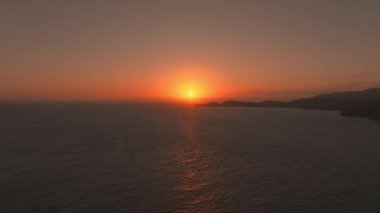 Kaliforniya, ABD 'de bulutların üzerinde güzel gün batımı. 