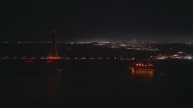 San Francisco, ABD 'deki Golden Gate köprüsünün hava gece görüntüsü..