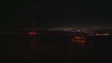 San Francisco, ABD 'deki Golden Gate köprüsünün hava gece görüntüsü..