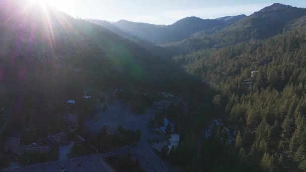 Вид Воздуха Олимпийскую Деревню Видом Горы Возле Озера Тахо — стоковое видео