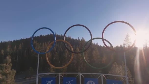 奥运村一个交叉口的纪念碑标志 奥林匹克标志的空中景观 — 图库视频影像