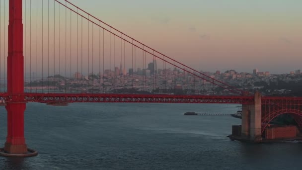 Close Zicht Golden Gate Brug Met San Francisco Stad Achtergrond — Stockvideo