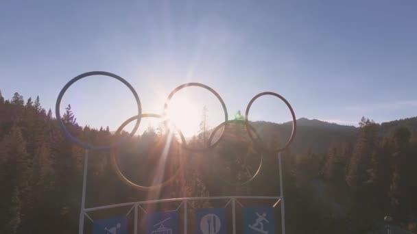 올림픽 밸리의 교차로에서 기념물 올림픽 기호의 — 비디오