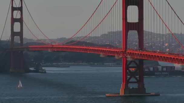 Tutup Pemandangan Jembatan Golden Gate Dengan Kota San Francisco Latar — Stok Video