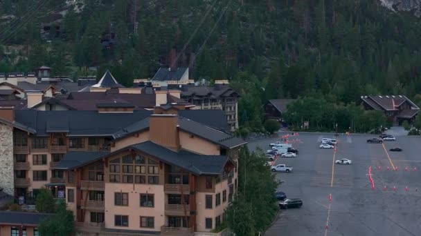 Luftaufnahme Des Olympischen Dorfes Mit Bergblick Der Nähe Des Tahoe — Stockvideo