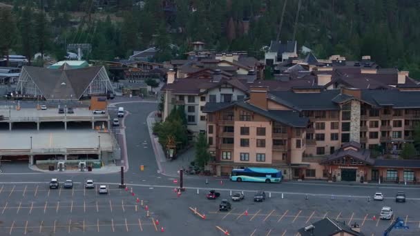 Vista Aérea Vila Olímpica Com Vista Montanha Perto Lago Tahoe — Vídeo de Stock