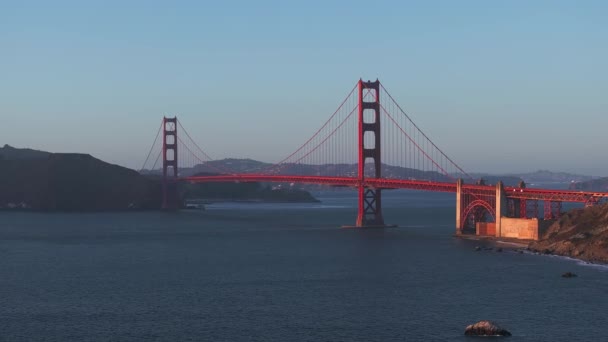 Закрыть Вид Мост Golden Gate Городом Сан Франциско Заднем Плане — стоковое видео