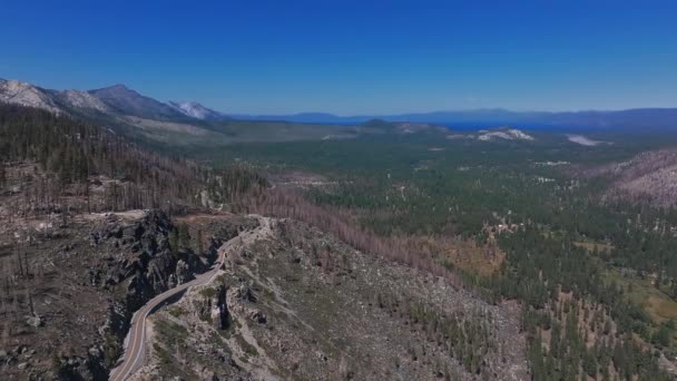 Tahoe Gölü Yakınlarındaki California Dağları Kaliforniya Doğasının Havadan Görünüşü — Stok video