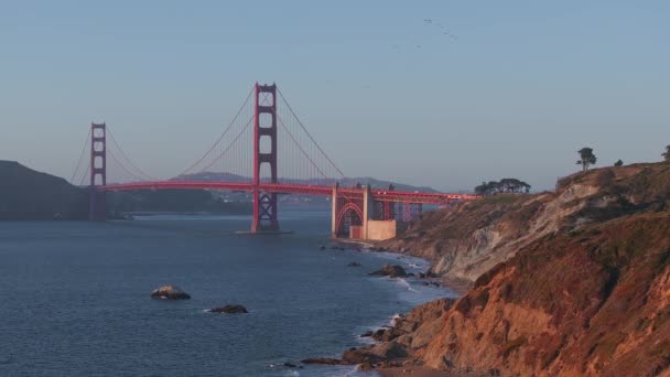 Närbild Golden Gate Bron Med San Francisco Stad Bakgrunden — Stockvideo