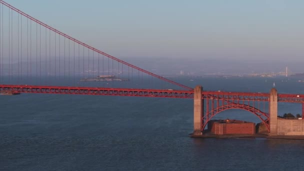背景にあるサンフランシスコ市とのゴールデンゲートブリッジの近くの景色 — ストック動画