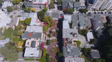 San Francisco, ABD 'deki klasik Lombard caddesinin hava görüntüsü. 
