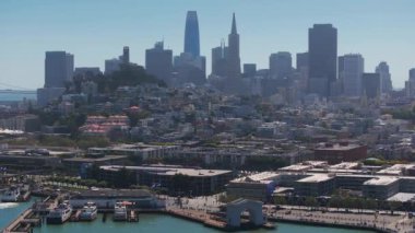 Amerika 'daki San Francisco' nun havadan görüntüsü. Güneşli bir günde San Francisco 'nun gökdelenleri. Yukarıdan görüntüle.
