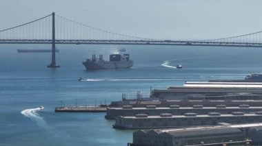 Şehrin aşağısındaki San Francisco Körfezi 'nin havadan görünüşü ve birçok yatlı rıhtım.. 