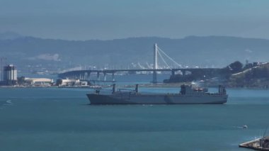 Şehrin aşağısındaki San Francisco Körfezi 'nin havadan görünüşü ve birçok yatlı rıhtım.. 