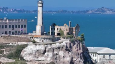 San Francisco Körfezi 'ndeki Alcatraz adasının havadan görünüşü. Alcatraz, ABD 'nin klasik cezaevi manzarasına yakından bakın.. 