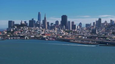 Şehrin aşağısındaki San Francisco Körfezi 'nin havadan görünüşü ve birçok yatlı rıhtım.. 
