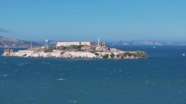 San Francisco Körfezi 'ndeki Alcatraz adasının havadan görünüşü. Alcatraz, ABD 'nin klasik cezaevi manzarasına yakından bakın.. 