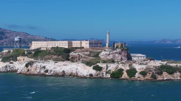旧金山湾阿尔卡特拉兹岛的空中景观 美国阿尔卡特拉兹古典监狱近景 — 图库视频影像