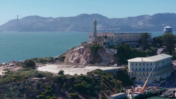 サンフランシスコ湾のアルカトラズ島の航空写真 アメリカ合衆国アルカトラズの古典刑務所を閉じる — ストック動画