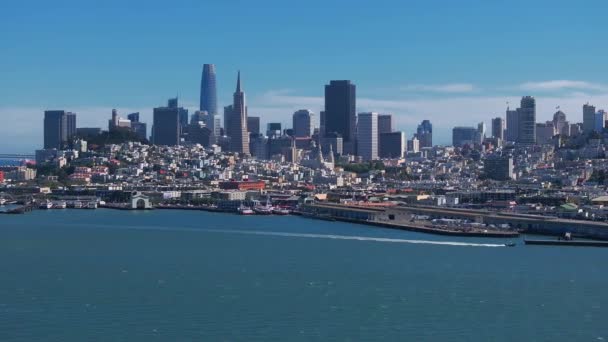 Şehrin Aşağısındaki San Francisco Körfezi Nin Havadan Görünüşü Birçok Yatlı — Stok video