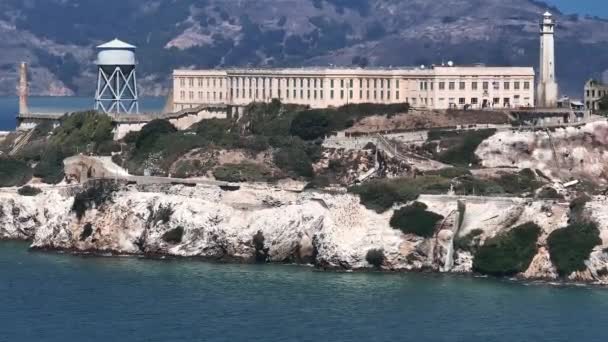 サンフランシスコ湾のアルカトラズ島の航空写真 アメリカ合衆国アルカトラズの古典刑務所を閉じる — ストック動画