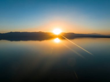 Kaliforniya 'daki Salton Denizi üzerinde hava manzarası. Gün batımında çölün ortasında kocaman bir göl..