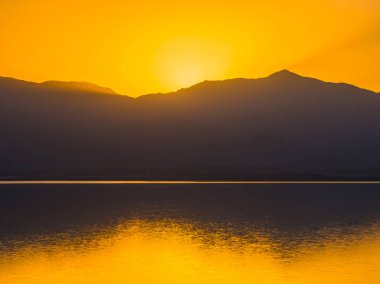 Kaliforniya 'daki Salton Denizi üzerinde hava manzarası. Gün batımında çölün ortasında kocaman bir göl..