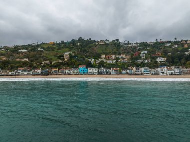 California, Los Angeles yakınlarındaki Malibu plaj hava manzarası. Dalgalar Malibu 'daki pahalı evlerin yakınında kıyıya vuruyor.